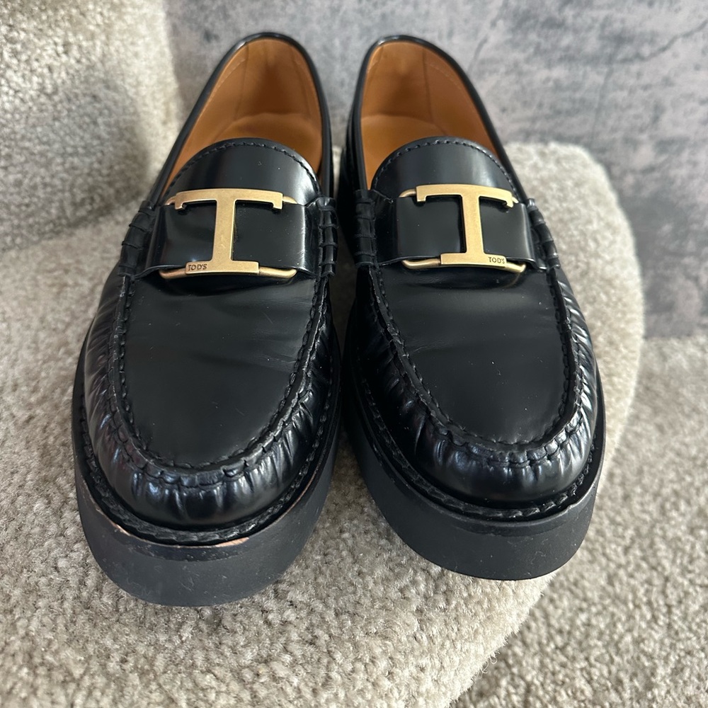 Tod’s Black Leather Loafers with Gold Timeless T - Picture 4 of 4